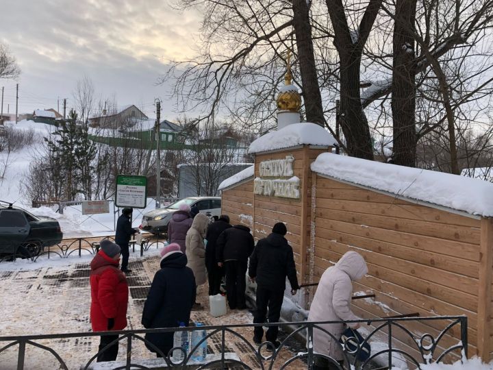 В Лениногорске в праздник Крещения Господня православные набирают воду из Святого источника