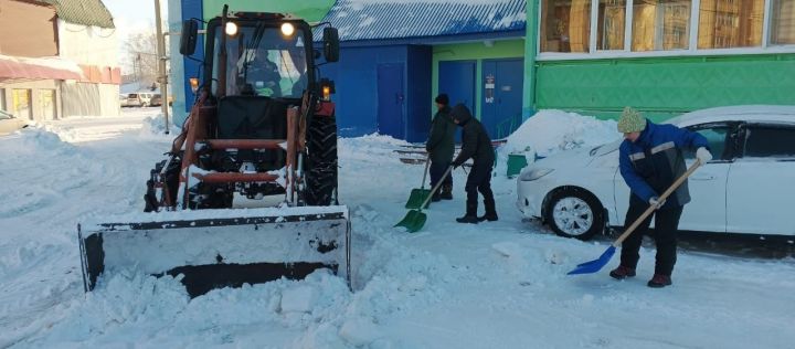 В Лениногорске продолжается борьба с последствиями снегопада