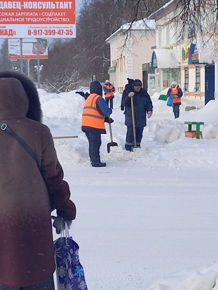 В Лениногорске продолжается борьба с последствиями снегопада