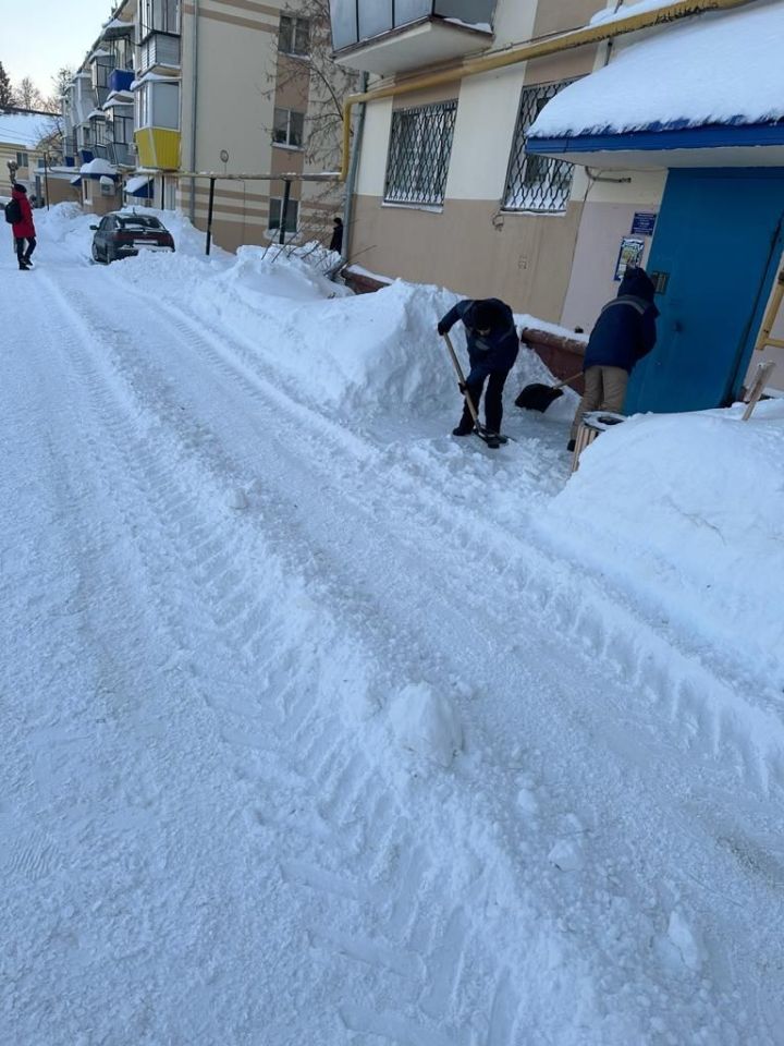 В Лениногорске продолжается борьба с последствиями снегопада