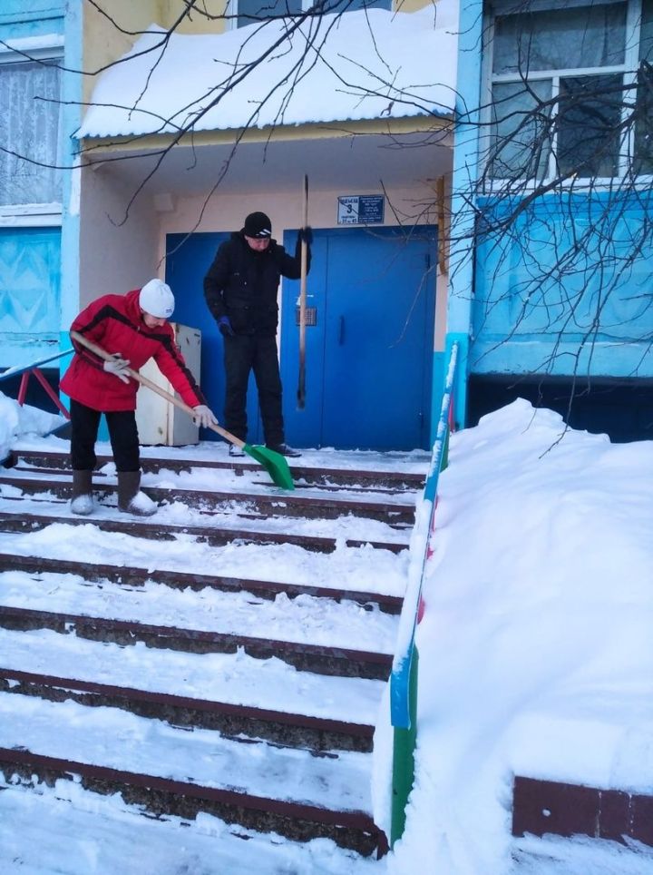 В Лениногорске продолжается борьба с последствиями снегопада