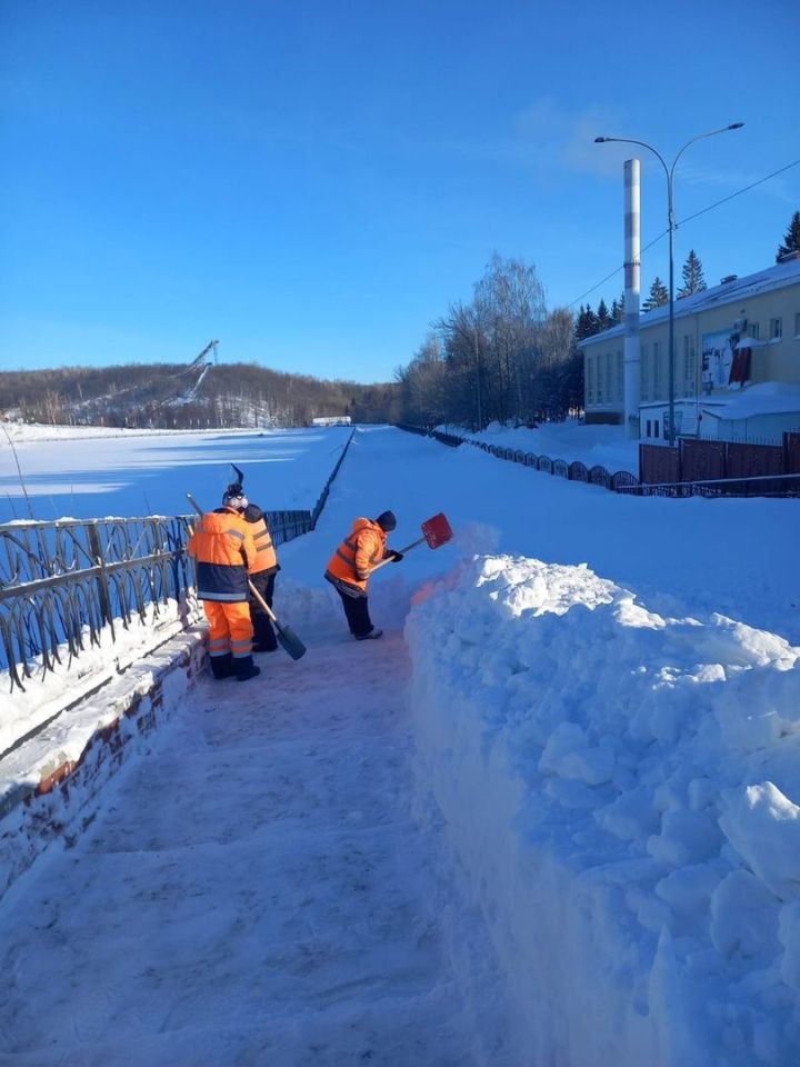 В Лениногорске продолжается борьба с последствиями снегопада