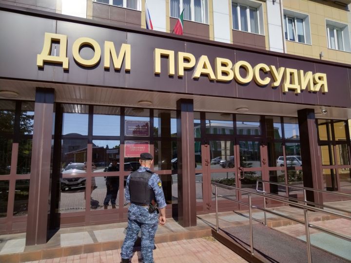 Лениногорский городской суд продлил заключение под стражей мужчины, который публично разбил деревянный крест об асфальт