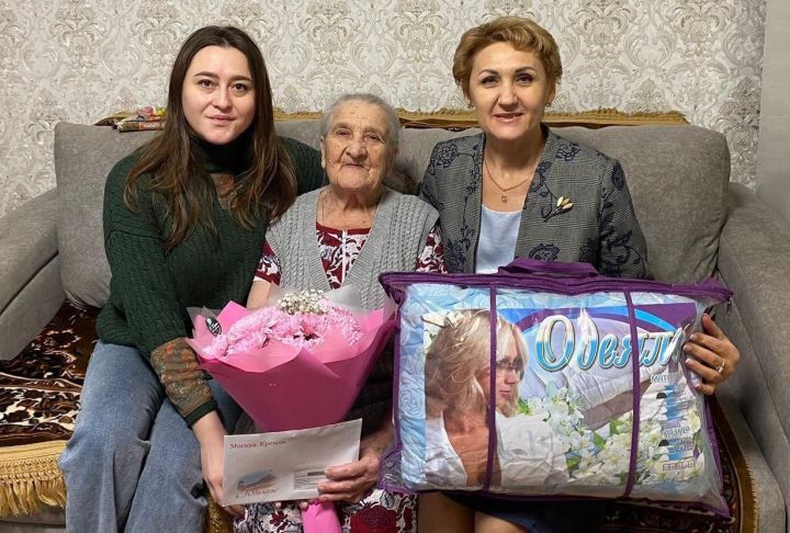 В Лениногорском районе поздравили с 95-летием Кузнецову Александру Васильевну