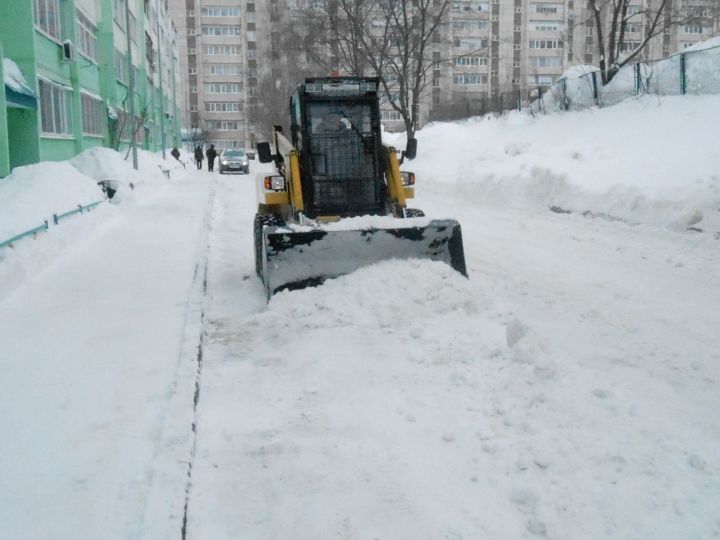 В Лениногорске наряду с уборкой снега с улиц, принялись за очистку крыш от наледи