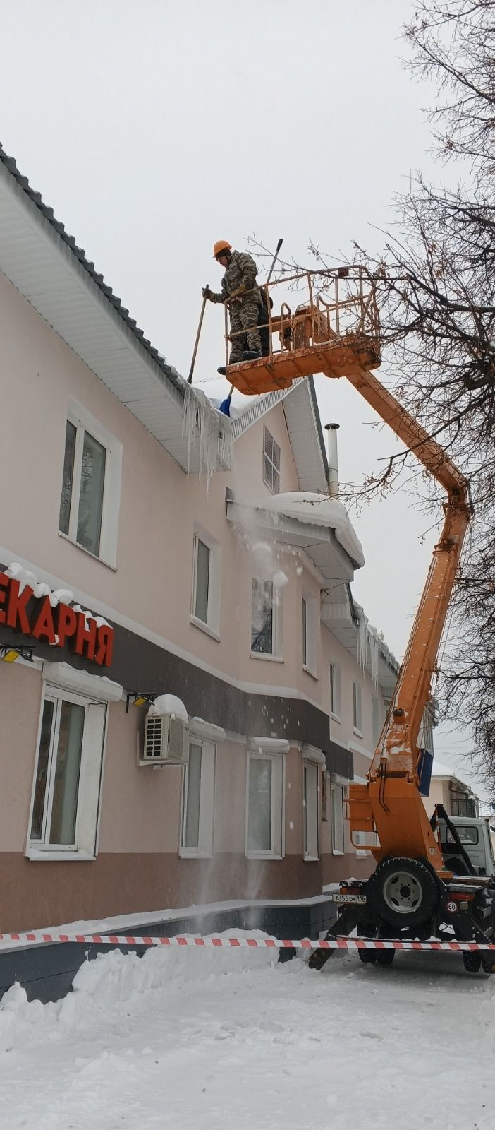 В Лениногорске наряду с уборкой снега с улиц, принялись за очистку крыш от  наледи | 15.02.2024 | Лениногорск - БезФормата