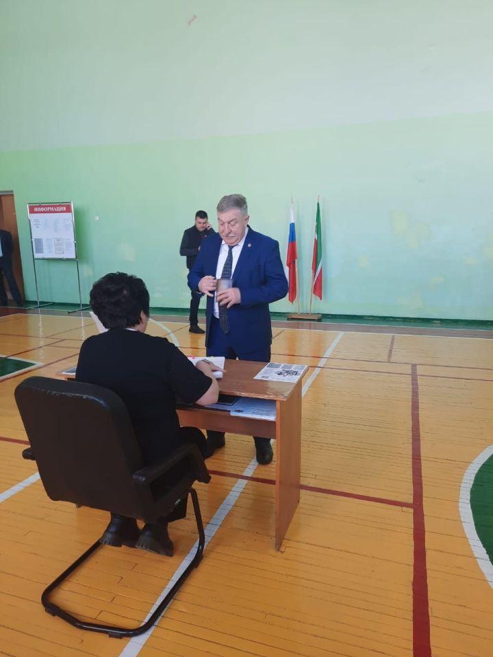 Глава Лениногорского района пришёл на свой избирательный участок и принял участие в выборах президента России