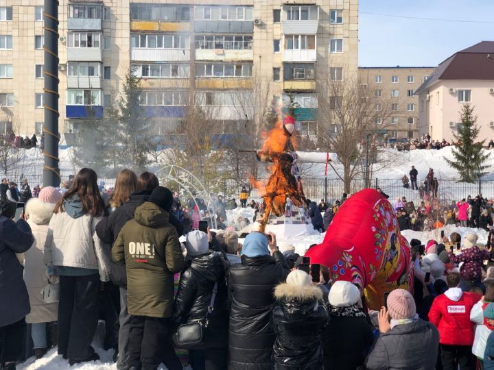 Министр цифровых технологий РТ Айрат Хайруллин принял участие в проводах зимы и масленичных гуляниях в Лениногорске