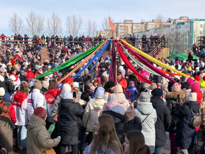 Министр цифровых технологий РТ Айрат Хайруллин принял участие в проводах зимы и масленичных гуляниях в Лениногорске