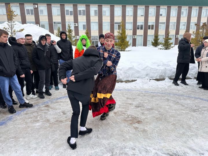 В Лениногорском нефтяном техникуме сыграли в масленичную забаву «Бой петухов»