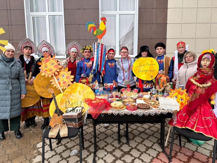 В Лениногорском нефтяном техникуме сыграли в масленичную забаву «Бой петухов»
