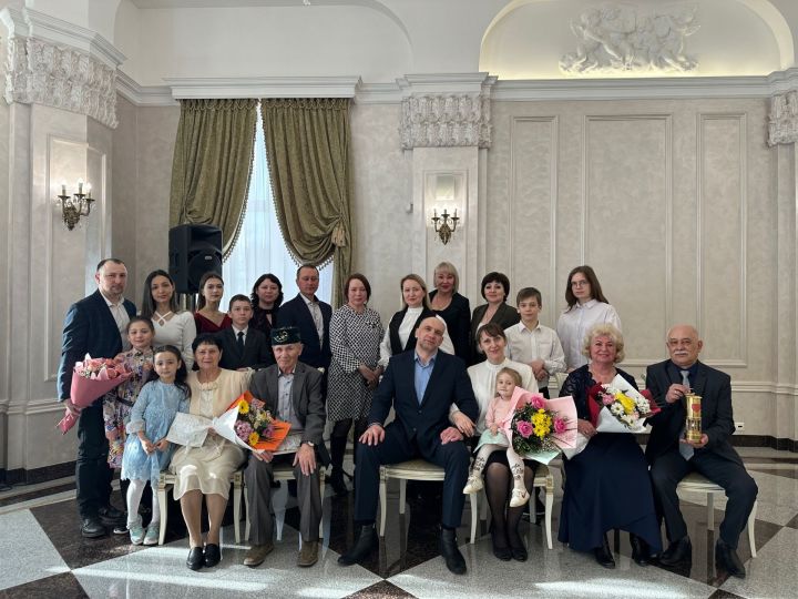 Семья Лобановых передала огонь семейного очага «Сердце России» паре Гасановых из Бугульмы