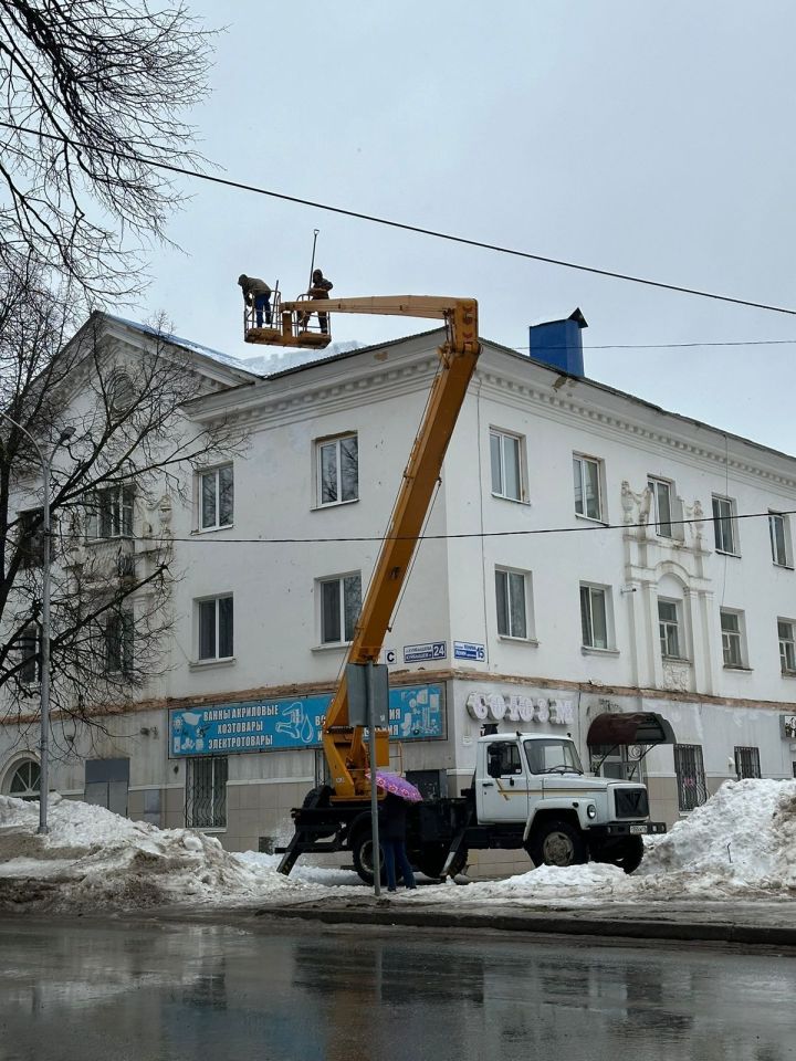 В Лениногорске в связи с повышением температуры и осадками есть опасность схода с крыш домов снега