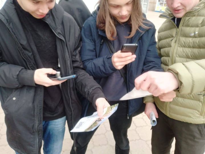 В Лениногорске волонтеры помогают в голосовании за благоустройство общественных пространств города