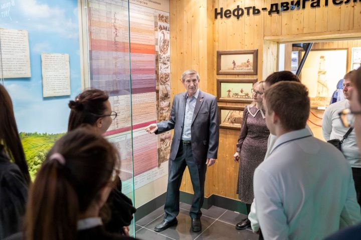 В Лениногорске опытный нефтяник провел экскурсию в Музее нефти для студентов  нефтяного техникума