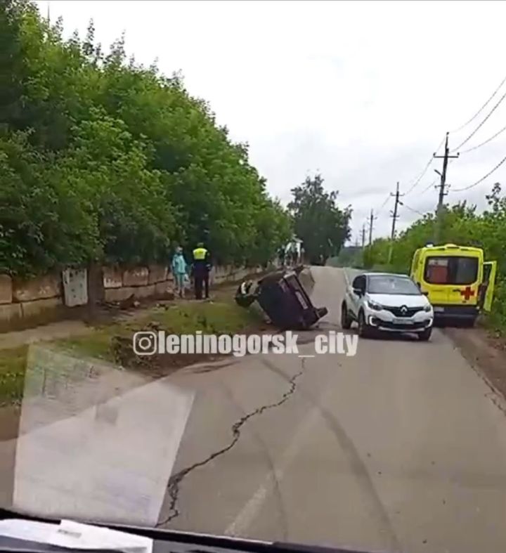 На одной из улиц Лениногорска перевернулся автомобиль