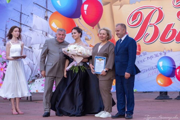 В Лениногорске прошла торжественная линейка для выпускников школ города и района