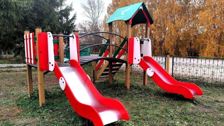 В отдаленном селе Лениногорского района появилась современная детская площадка