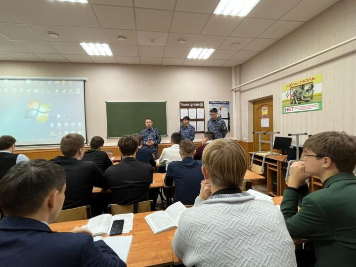 В Лениногорске студенты колледжа познакомились с профессиями Росгвардии