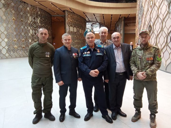 С Днем Героев Отечества лениногорцев в Казани поздравил Рустам Минниханов