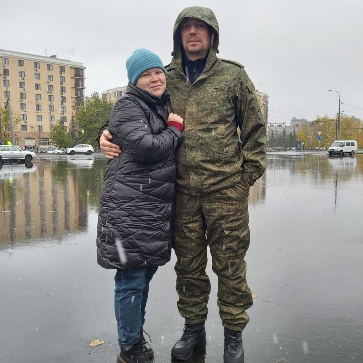 Лениногорцев поздравляет семья мобилизованного на СВО бойца