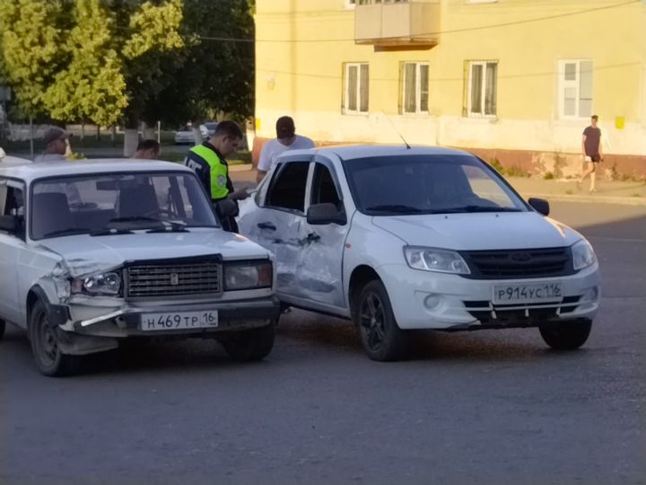 Кто несет ответственность, если пассажир открыл дверь и создал аварийную ситуацию?