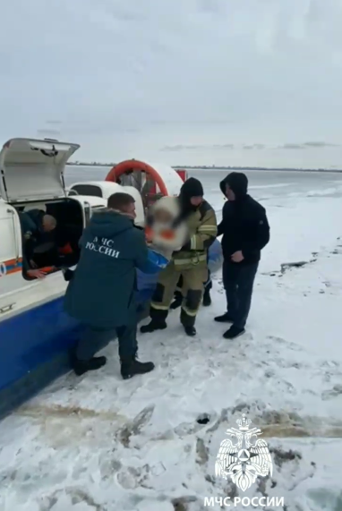 В Татарстане спасли провалившуюся под лёд женщину