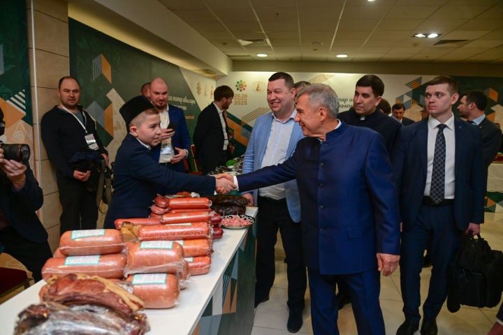 Раис Татарстана Рустам Минниханов встретился с участниками XIII Всероссийского схода предпринимателей татарских сел
