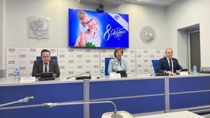 Глава Отделения Социального фонда России по Татарстану Эдуард Вафин выступил с докладом о мерах поддержки семей