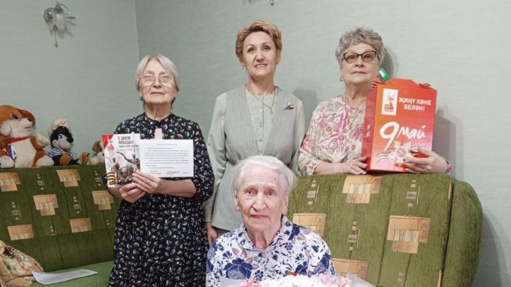 Жительницу Лениногорска Алтунину Елену Семёновну поздравили с 95-летием