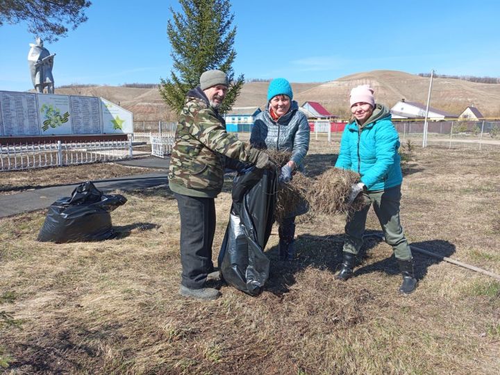 Жители Лениногорского района убираются на территории памятников павшим в Великой отечественной войне