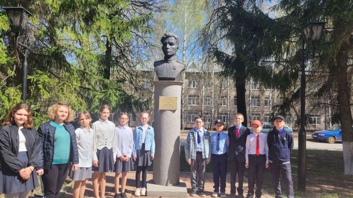 В Лениногорске провели экскурсию на Аллее Героев