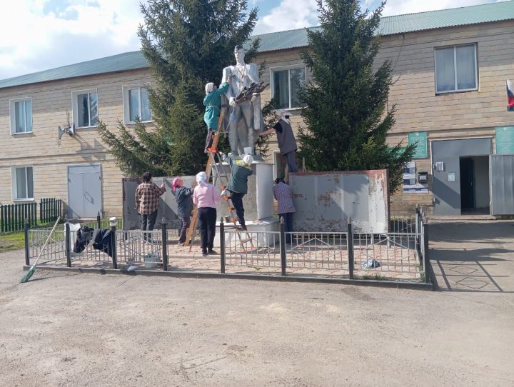 В Лениногорском районе полным ходом идёт благоустройство памятников, посвящённых 80-летию Великой Победы