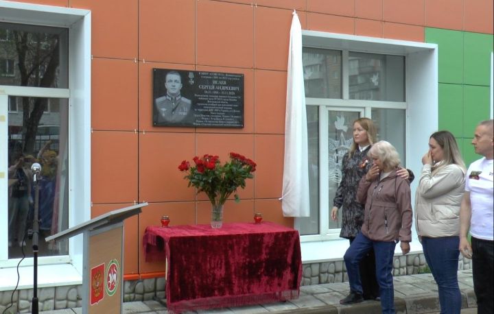 В Лениногорске установили мемориальную доску 30-летнему подполковнику СВО Сергею Исаеву