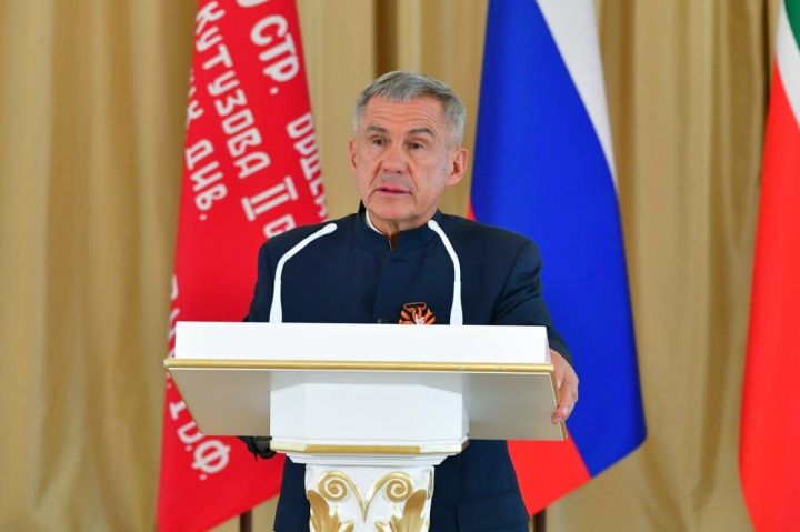 Рустам Минниханов вручил государственные награды татарстанцам в преддверии Праздника весны и труда и Дня Победы