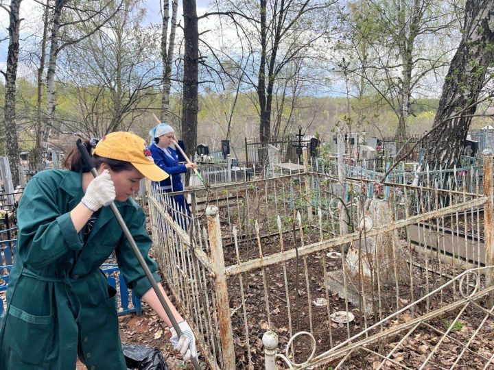 Сотрудники краеведческого музея Лениногорска убрались на могилах участников ВОВ и тыловиков