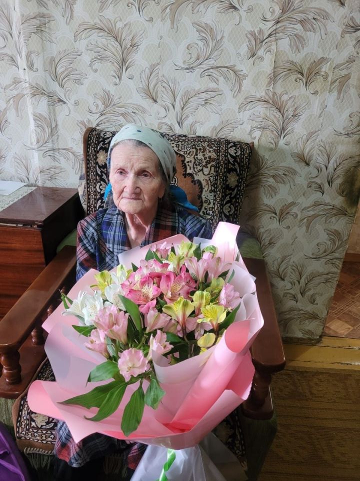 Труженицу тыла из Лениногорска Антонину Чекалину поздравили с 95-летним юбилеем