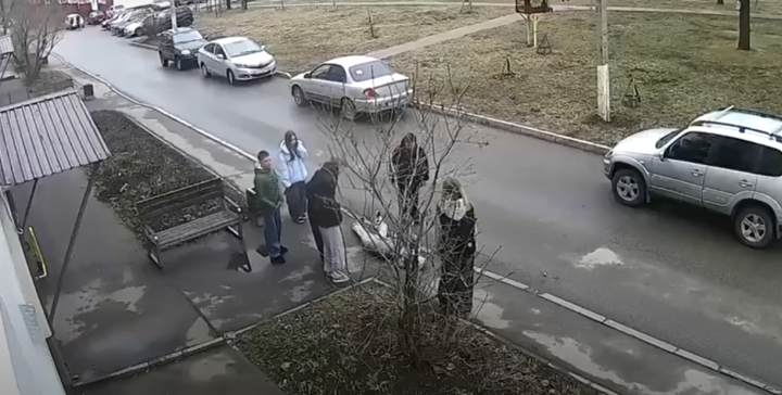 В Нижнекамске подросток ради прикола толкнул свою знакомую под машину марки BMW.