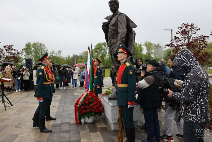 У подножия памятника Фатиху Кариму исполнили песню на его стихи