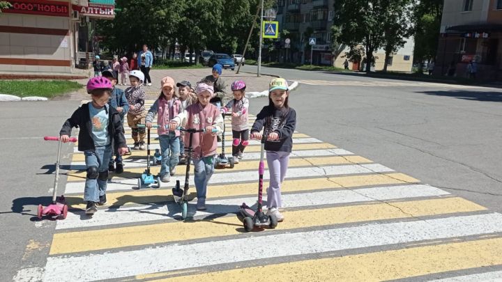 В Лениногорске дошкольников учат безопасно кататься на самокатах