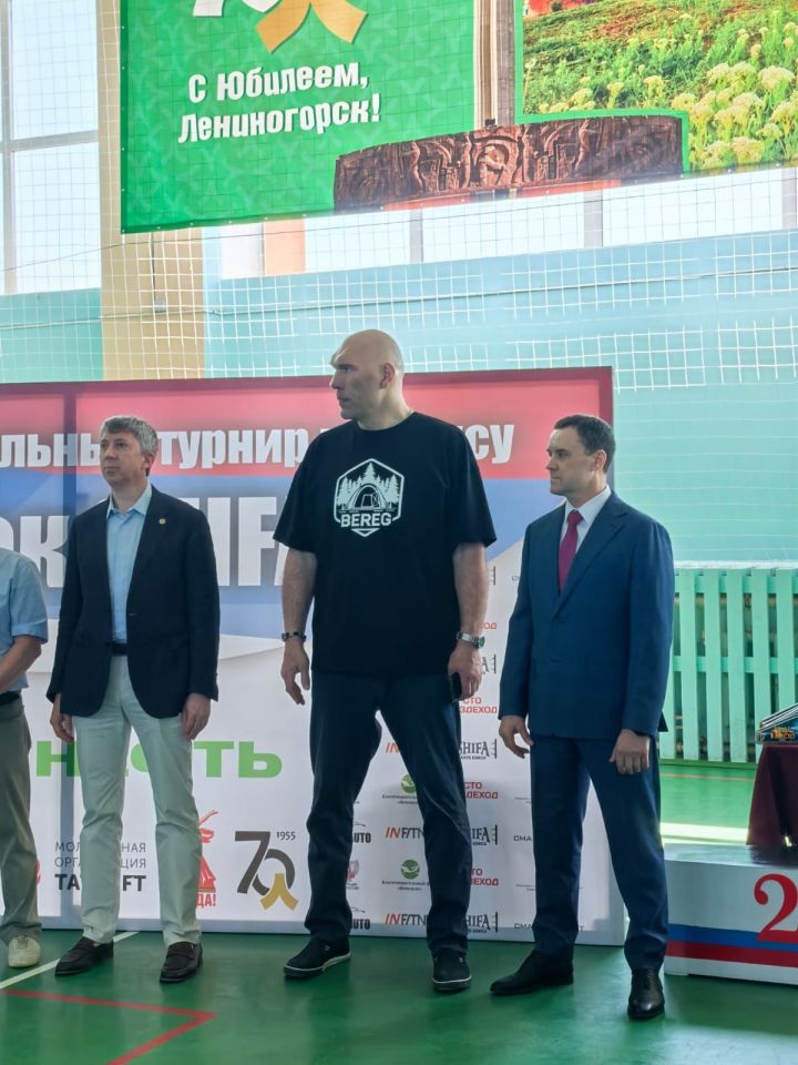 В Лениногорске гостем турнира по боксу стал Николай Валуев
