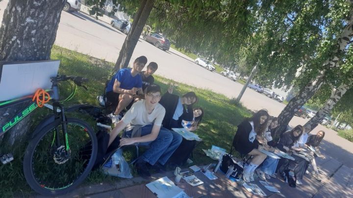 В Лениногорске более 500 юных художников рисуют виды города с натуры