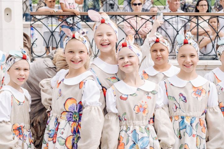 Концерт «Созвездия -Йолызлык» в День России начался с массового исполнения гимна страны