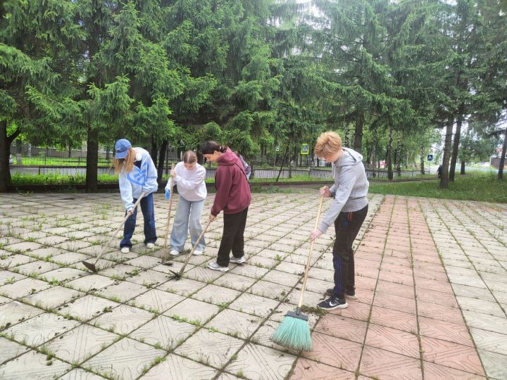 Учащиеся школы №10 Лениногорска почтили память комиссара Александра Кондратьева
