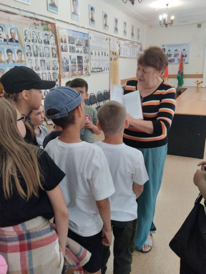 В Лениногорске для детей пришкольного лагеря провели экскурсию в Совет ветеранов