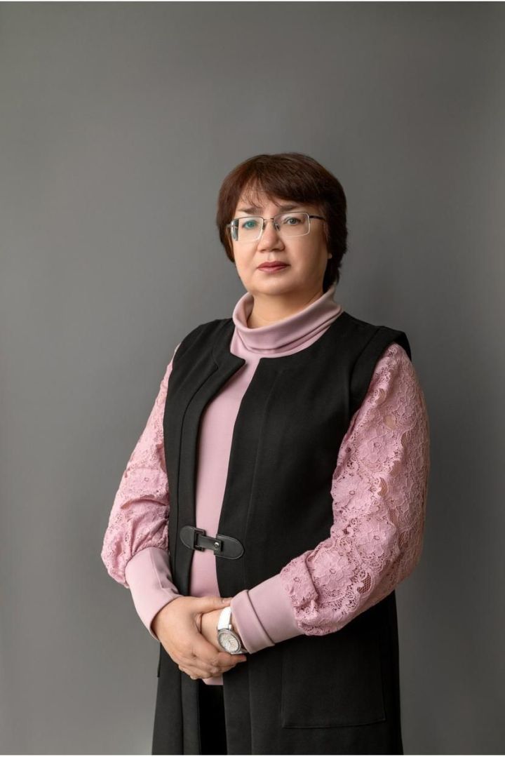Учитель из Лениногорска Ирина Бурдина принимает поздравления и слова благодарности от своих выпускников