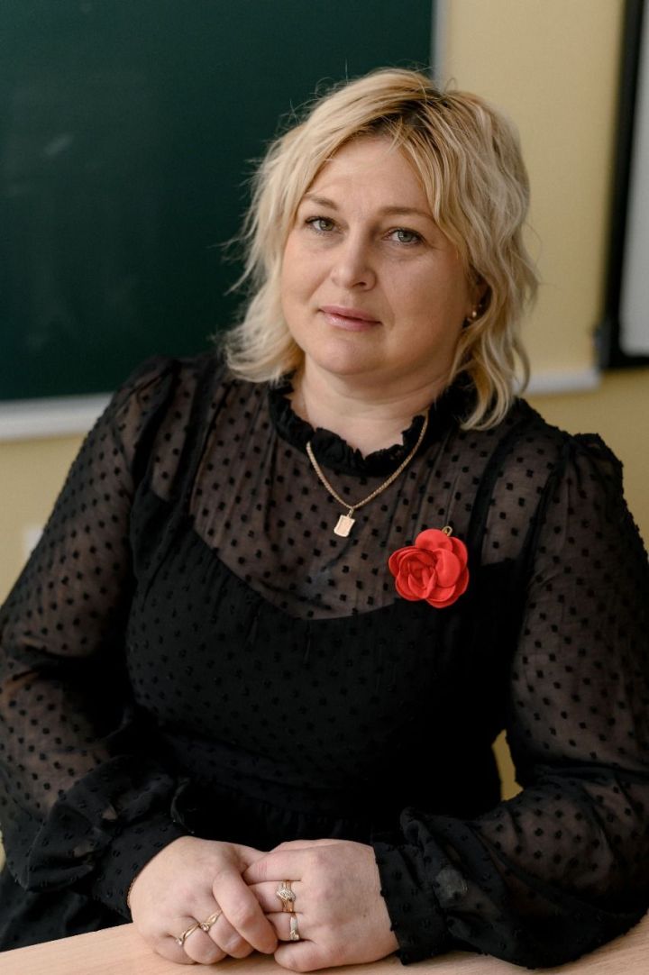 Выпускники школы №10 Лениногорска гордятся своим классным руководителем - Еленой Лапшиной