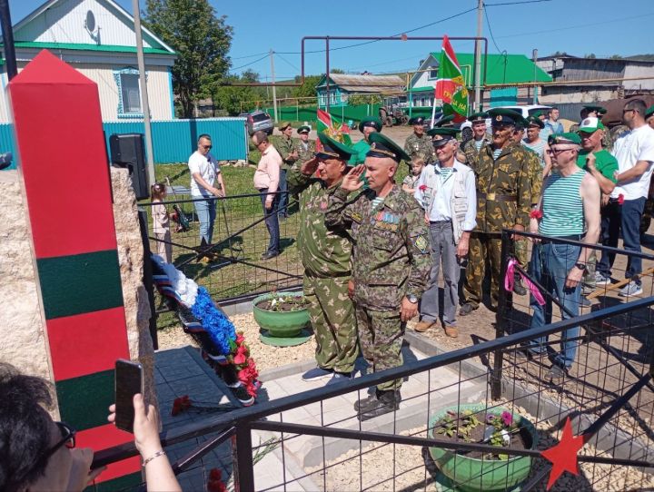 В селе Верхние Чершилы Лениногорского района состоялось торжественное открытие памятника пограничникам