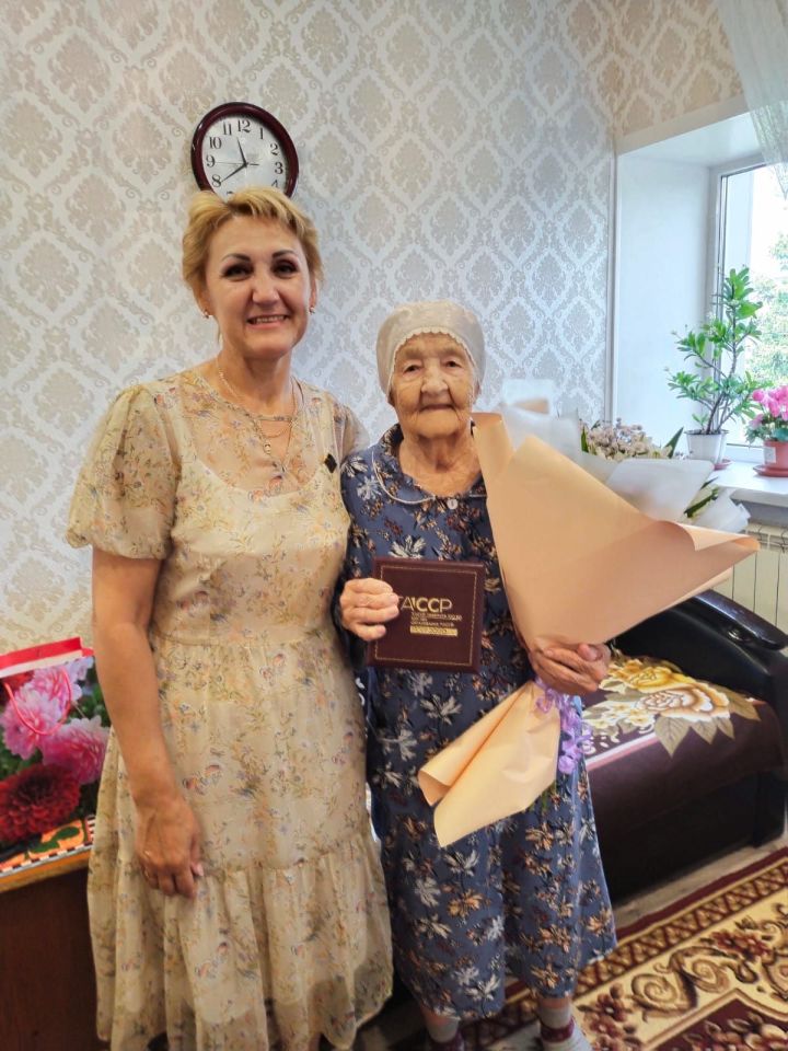 Перешагнувшим столетний рубеж жительницам Лениногорского района вручили награды