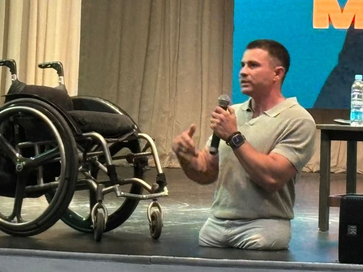 Известный блогер Рустам Набиев, потерявший ноги во время обрушения казармы в Омске, встретился с жителями Лениногорска